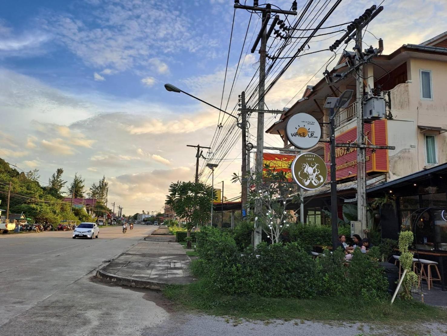 Wake Up @Lanta Hotel : Cafe Koh Lanta Exterior photo